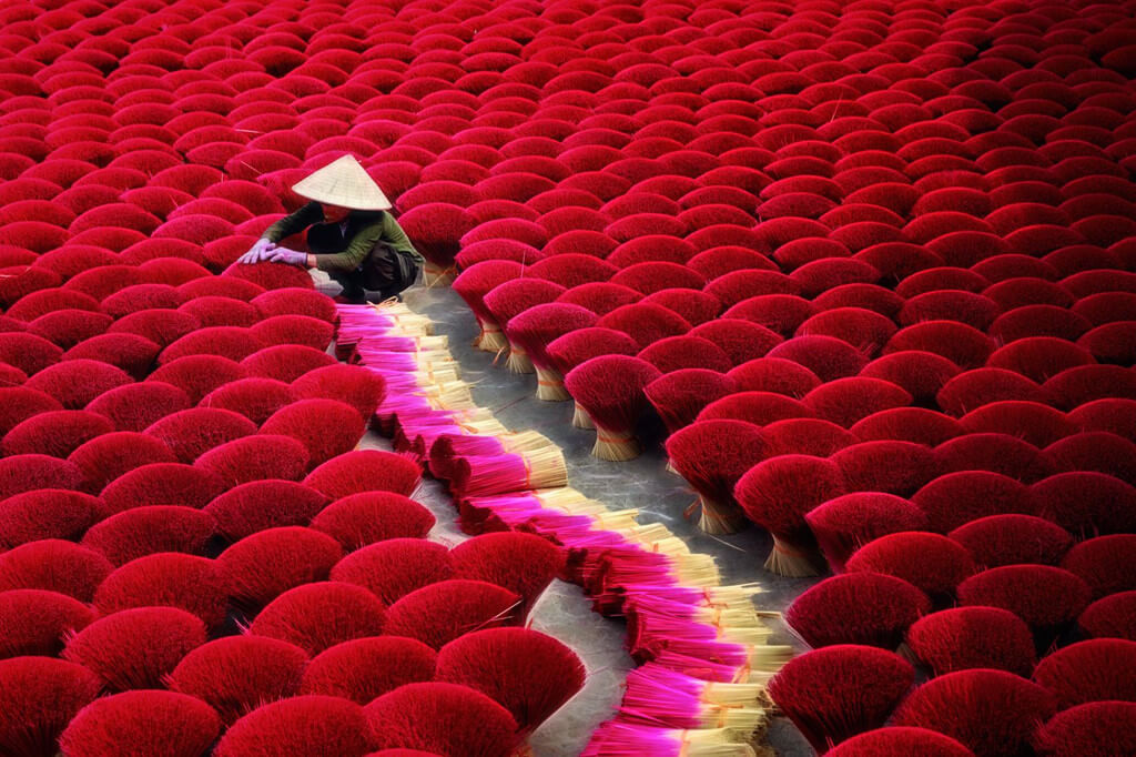 투이 쑤언(Thuy Xuan) 향 마을은 후에(Hue)의 오랜 전통 향 제조 산업으로 유명합니다.