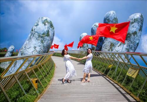 Cầu Vàng - địa điểm check in nổi tiếng ở Đà Nẵng