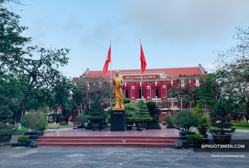 Quoc Hoc Hue School - 향수 강가의 "핑크" 학교