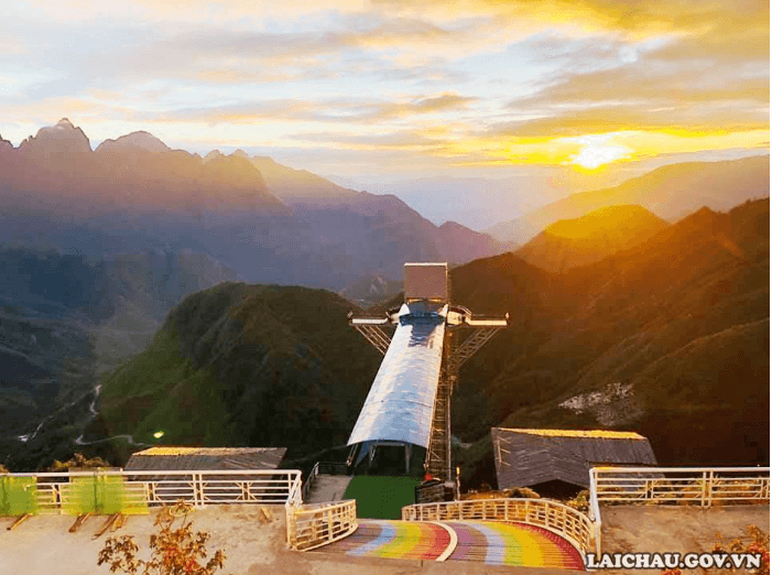 夕日の中で、なだらかな山々に囲まれたロン メイ ガラス橋は、まるで絵画のように美しいです。