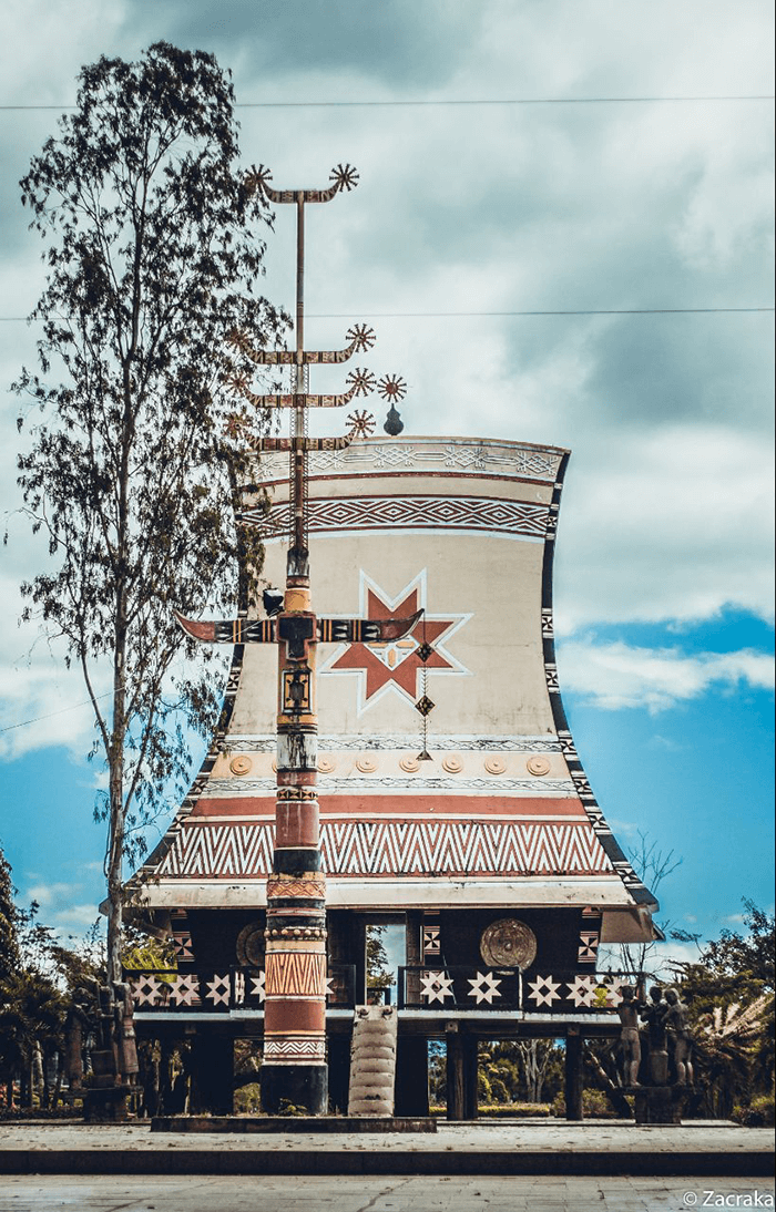 소수민족의 집이 Dong Xanh 공원에 재현되었습니다.