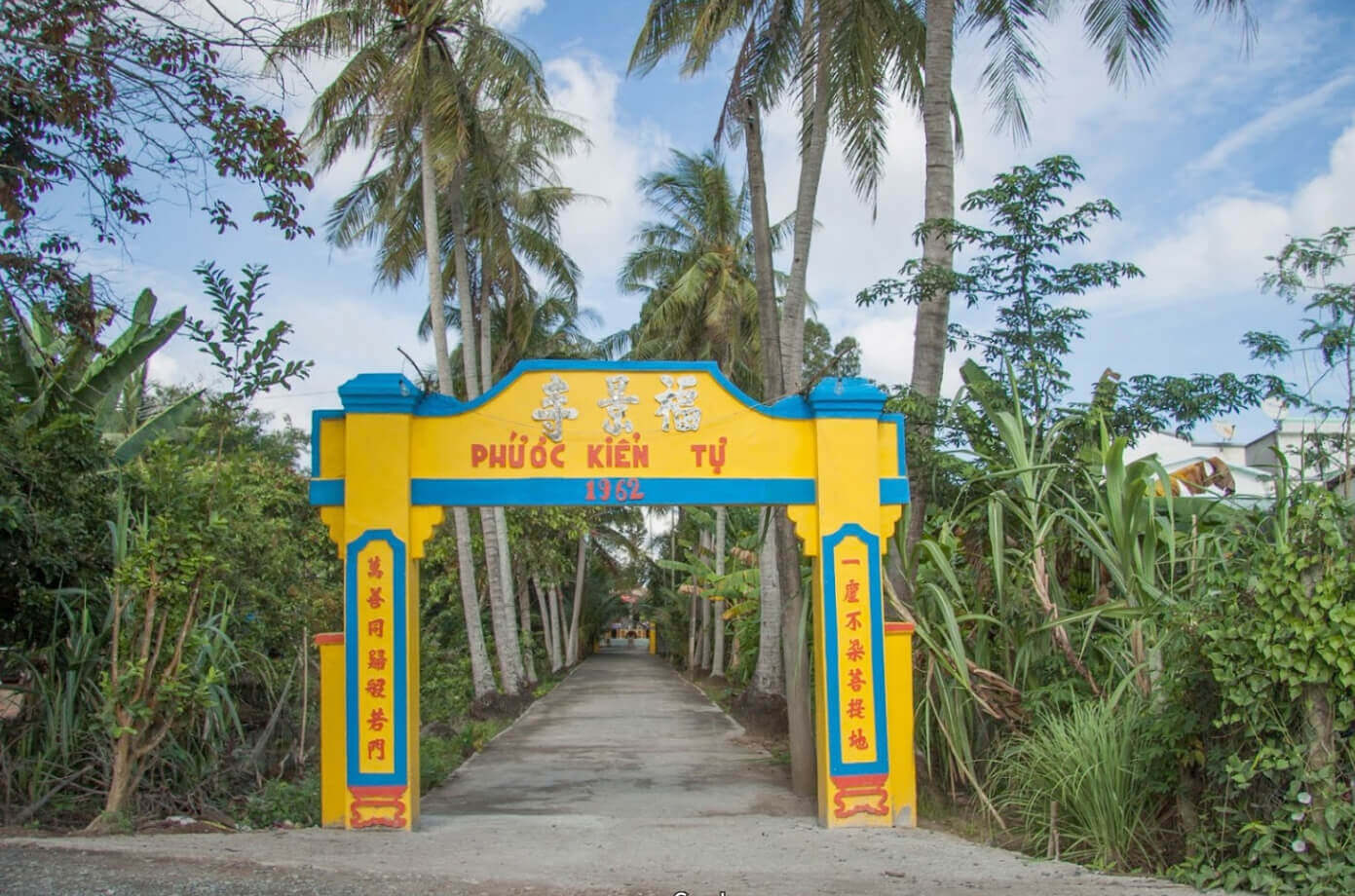 Phuoc Kien Tu (蓮の葉の塔)