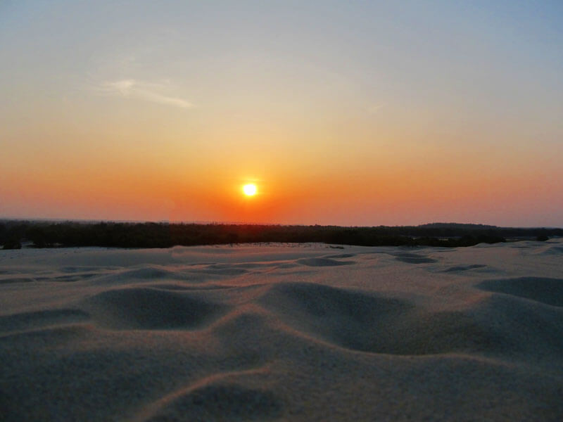 クア ベト ビーチとジオ ハイ ビーチの近くにある、高さ 40 メートルまでの虹色に輝く黄金の砂丘。