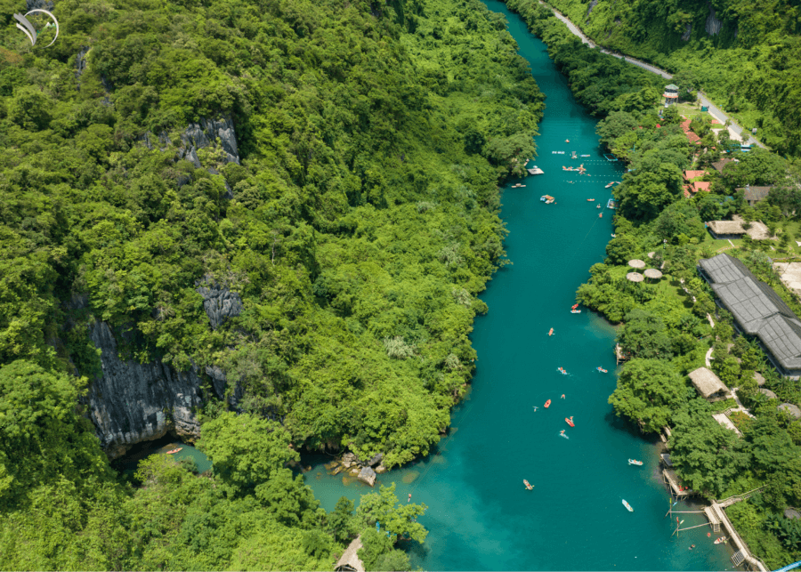 チャイ川 – ダークケーブには、冷たい翡翠緑色の水を囲む涼しい緑の森があります。