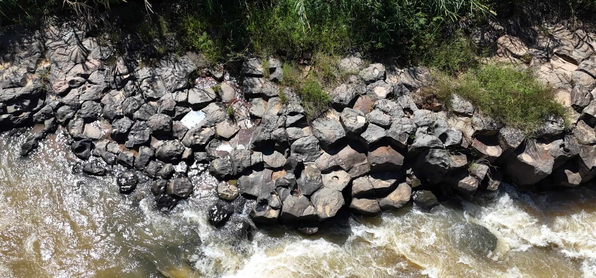 반 마을의 고대 돌 개울