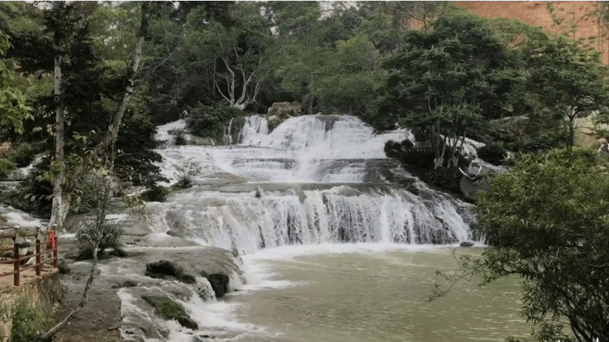 Thác Đăng Mò như nàng tiên nữ đang ngủ quên.