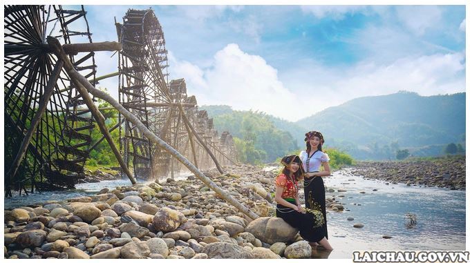 ナクオンビーチでチェックインするためにタイの民族衣装を選ぶ観光客