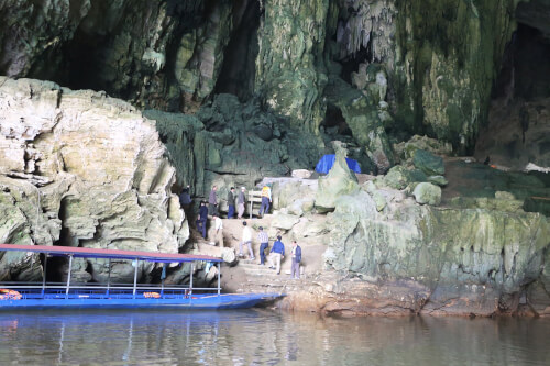 プオン洞窟への訪問者