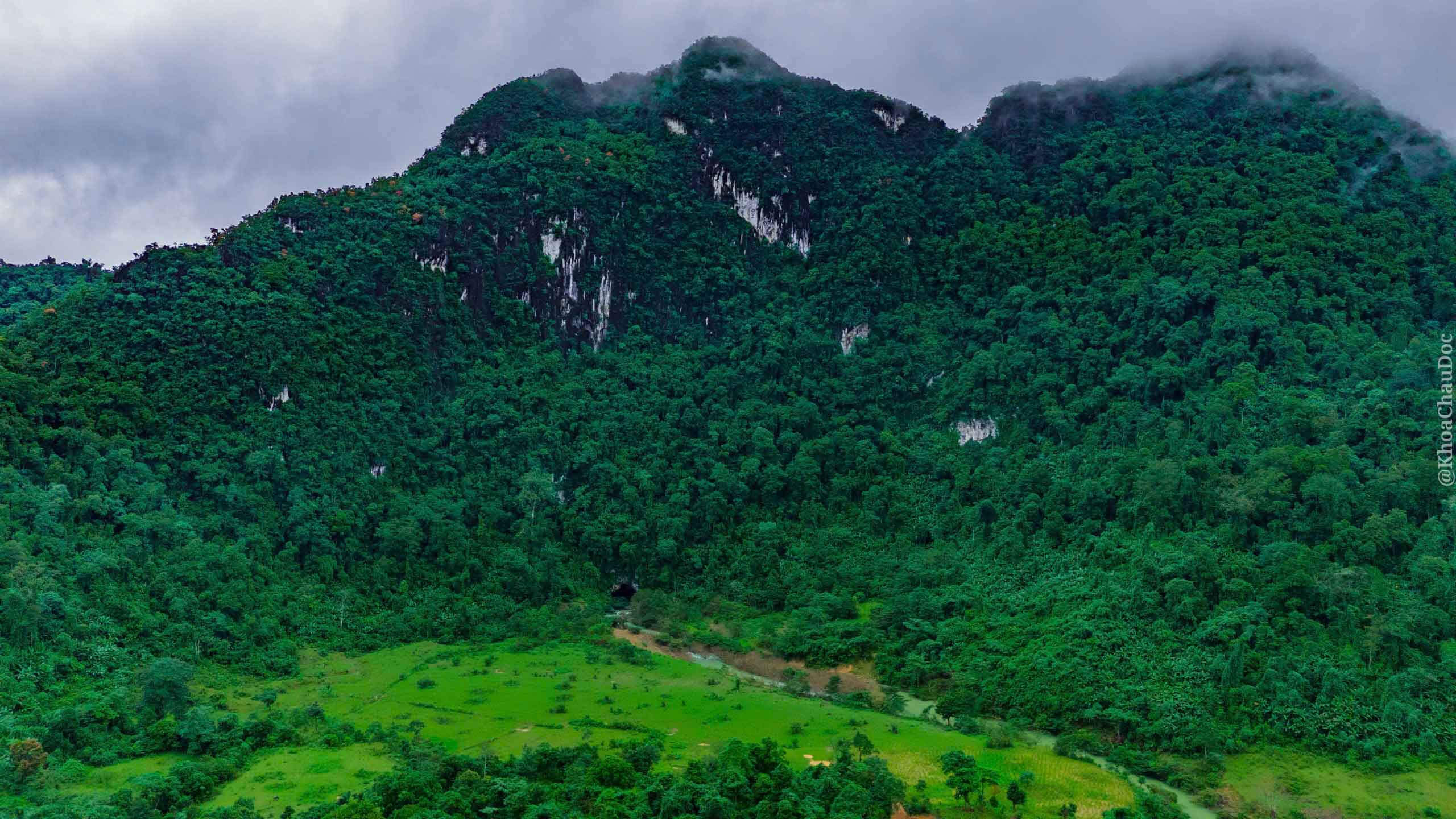 洞窟の入り口に到達するには、約 2 km のトレッキングの旅をする必要があります。