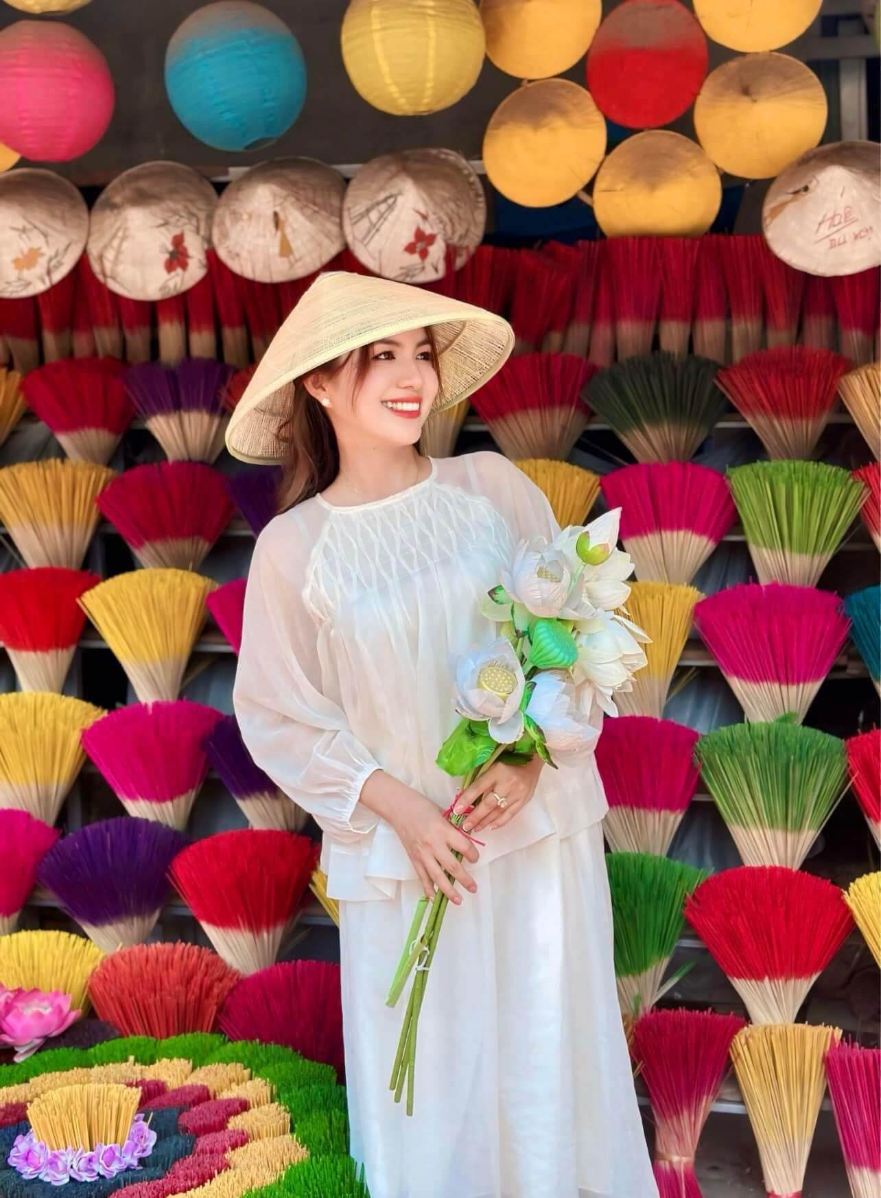 은은한 햇살 아래 향 한 송이가 화사한 꽃처럼 펼쳐집니다.