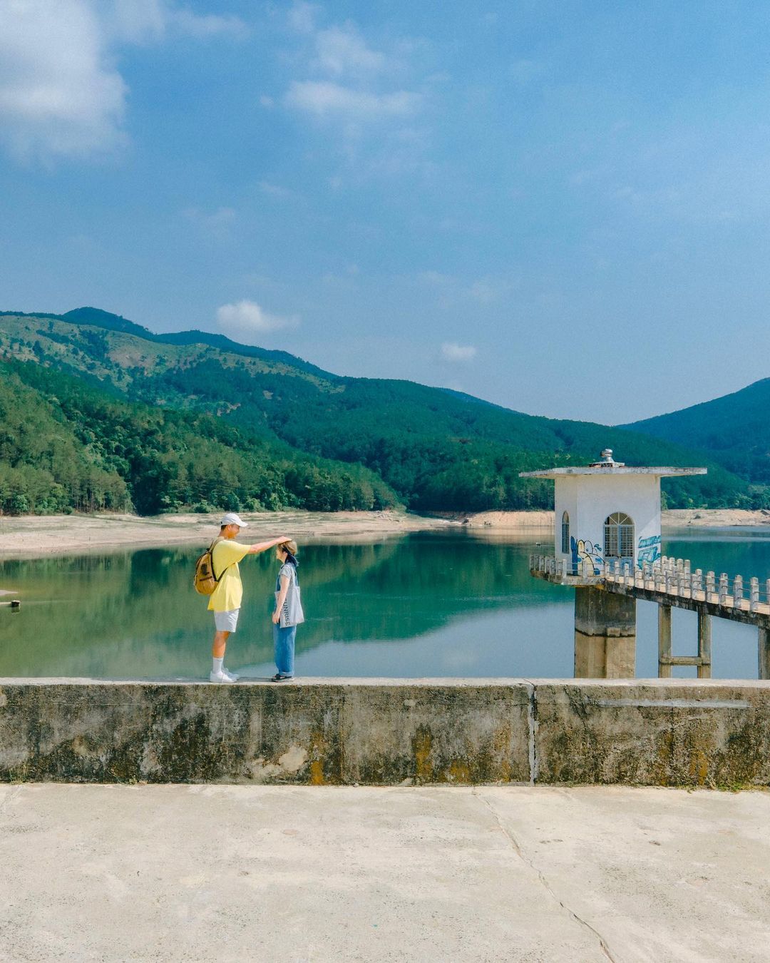 탄손댐(Tan Son Dam)에 발을 디디는 순간, 엄청나게 광활하고 광활한 자연 경관에 압도되고 감탄하게 될 것입니다.