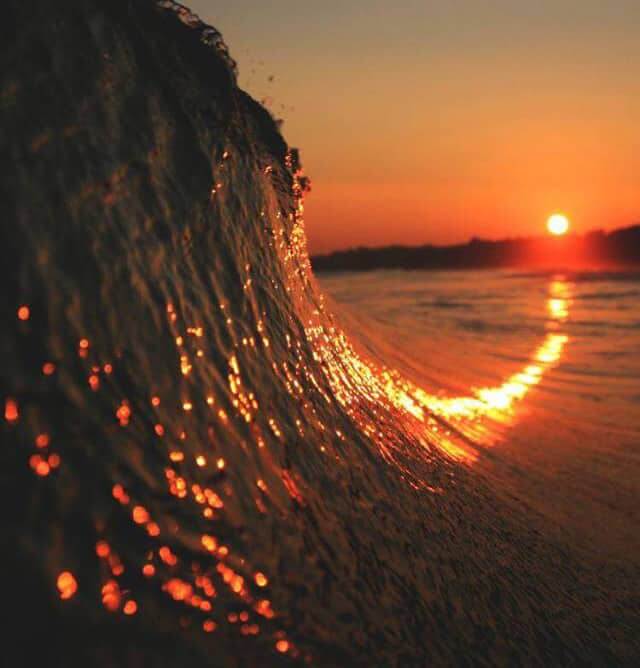 朝、クア トゥン ビーチで日の出を見るのに最適な時間は午前 5 時 30 分頃です。