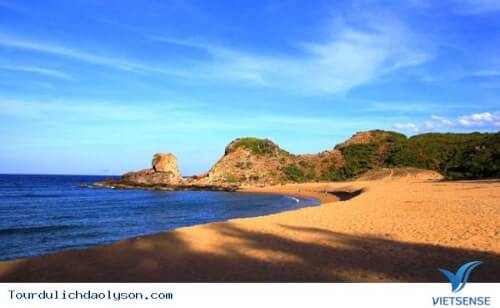 ホクモビーチを探索し、クアンガイの亀の形をした崖を鑑賞