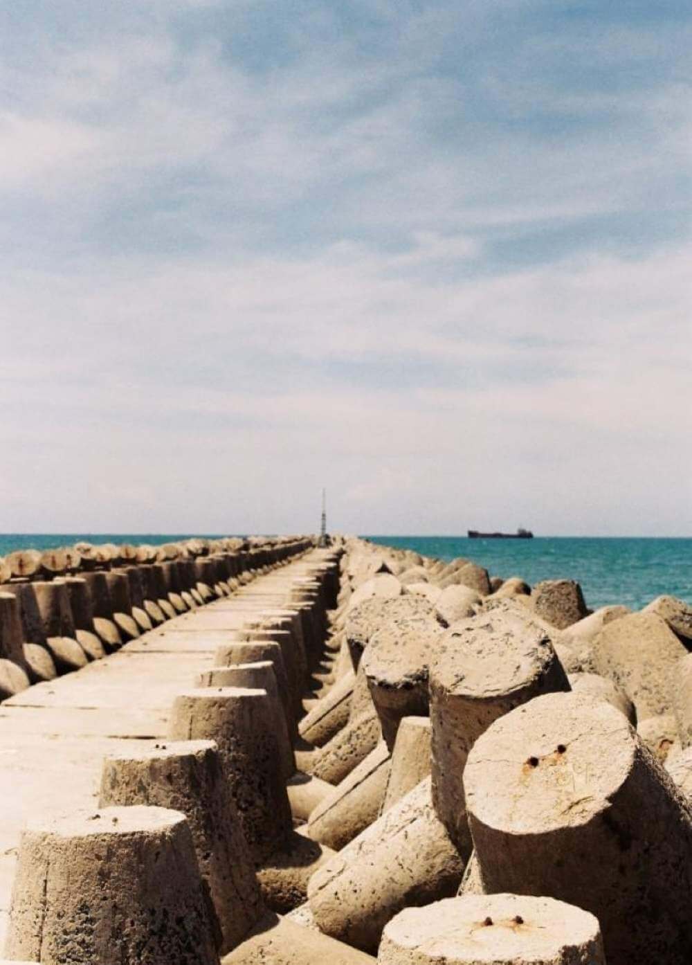 Khanh Hoi 제방은 많은 튼튼한 시멘트 블록으로 만들어졌습니다.