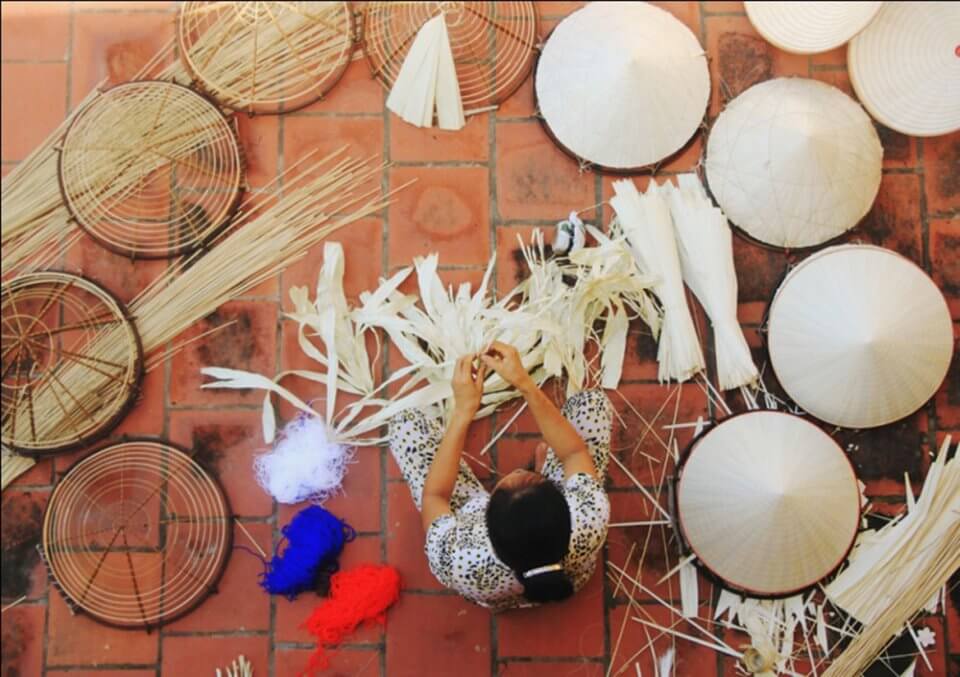 푸캄 원뿔 모자 마을은 고대 수도 후에의 유명한 관광지 중 하나로, 후에의 뮤즈의 온유함을 묘사한 시적인 원뿔 모자 이미지로 관광객을 끌어 모으고 있습니다.