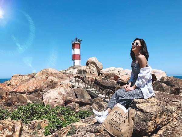 Hải đăng Gành Đèn nằm tại xã An Ninh Đông, huyện Tuy An