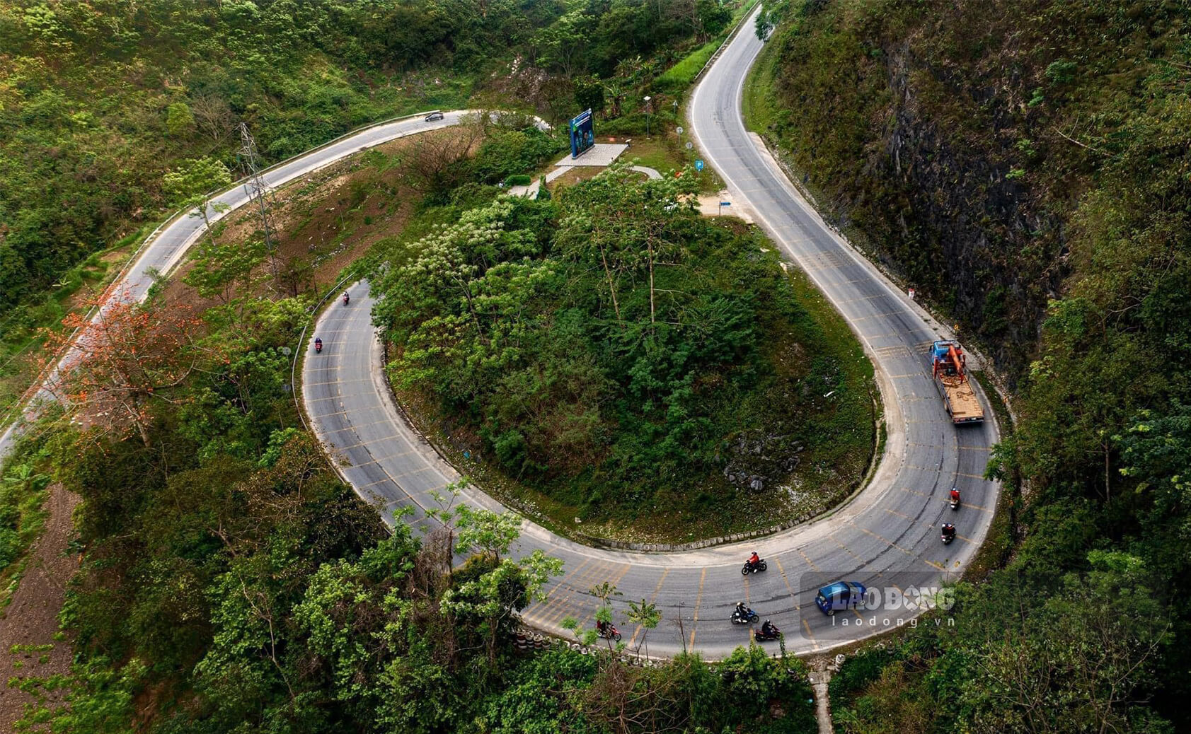 曲がりくねったカーブと美しい景色の停留所。