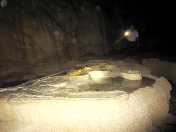 洞窟の床には鍾乳石がケーキのように浮かんでおり、場所によってはきらめく湖を形成​​しています。