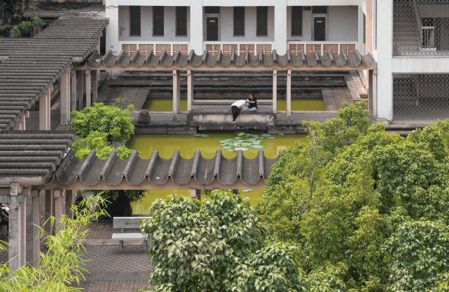 Lên hình” Vintage bao đẹp như studio ngoài trời ở ngay Khoa Pháp của Đại học Ngoại ngữ