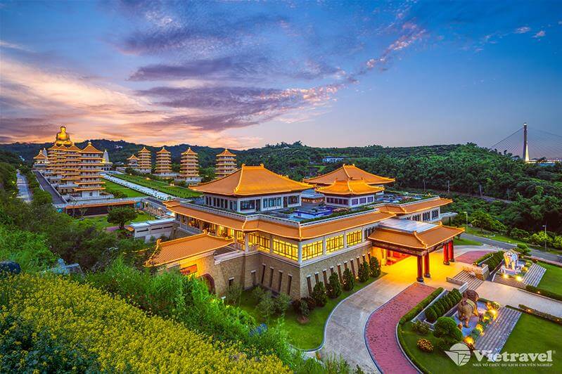   Taiwan: Kaohsiung - Tainan - Seasonal Fruit Picking Experience - Anping Old Town - Taichung - Taipei - Longshan Temple