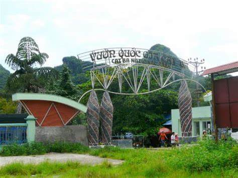 Cổng vào rừng  Quốc Gia Cát Bà