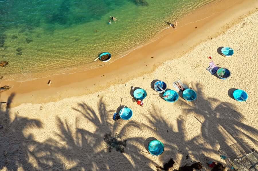 "바위 속의 보석"으로 알려진 바이셉(Bai Xep)에는 물 표면으로 솟아오른 천연 암석 산맥이 있습니다.