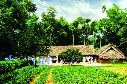 ホーおじさんの故郷にあるロータス ビレッジ フェスティバルを訪れる