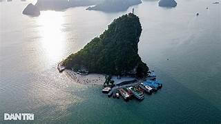 島は奇妙な方向に位置しており、宿泊客はお互いを招待して、お風呂に入って涼んだり、ハロンの山に登ったりします。