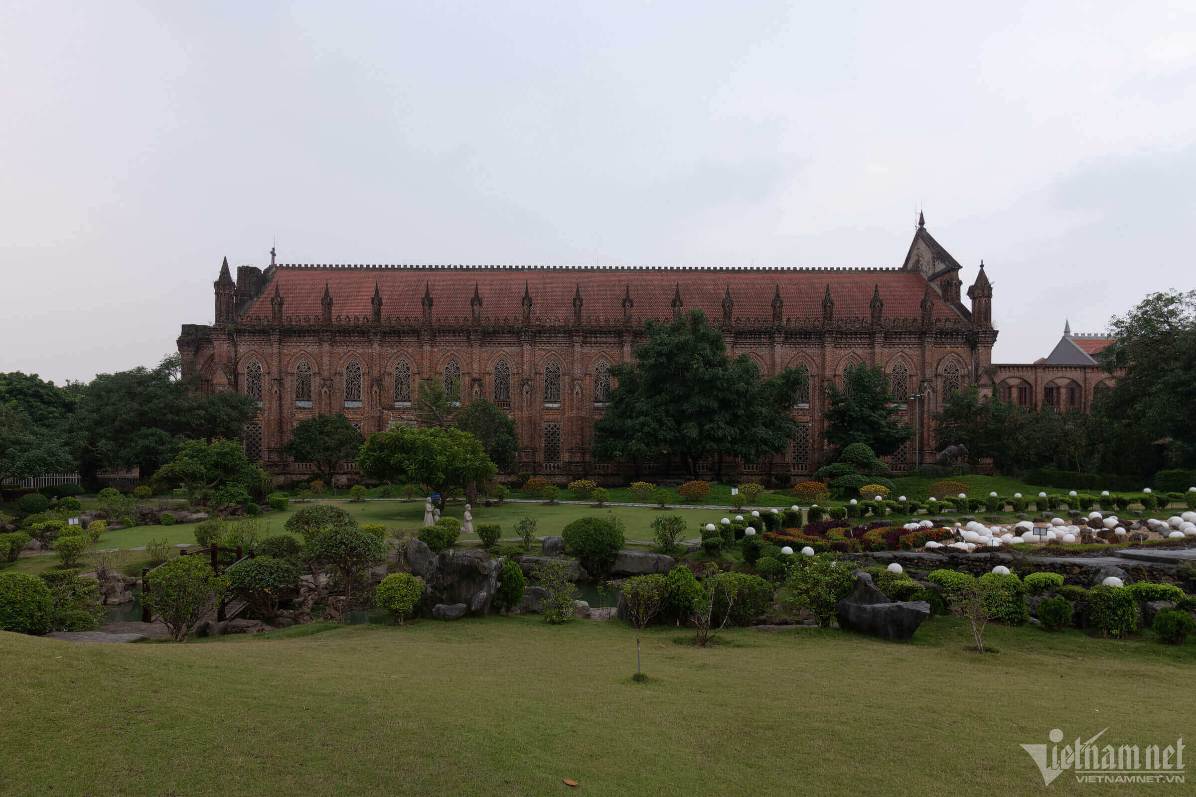 古代の井戸はニンビンの美しく神秘的な修道院の地下にあります