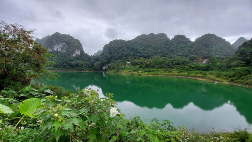 Ngày nhiều mây tại Hồ Thang Hen