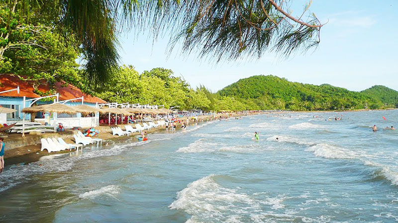 この地に足を踏み入れた訪問者の第一印象は、白い砂浜のムイナイハティエンビーチです。