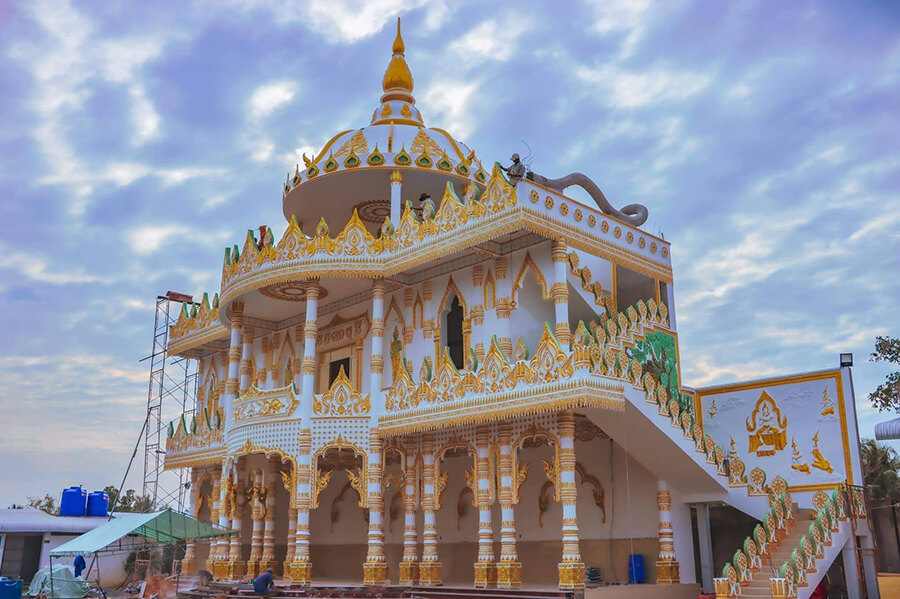 ソクチャン市で礼拝したり写真を撮ったりできる特別なクメール寺院をお探しなら、ユニークなタイ寺院建築とエレガントな白い色彩を持つピームブオル・トマイ・パゴダを訪れてください。