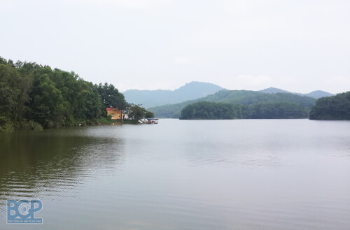 クオンタン湖の水面は静かです