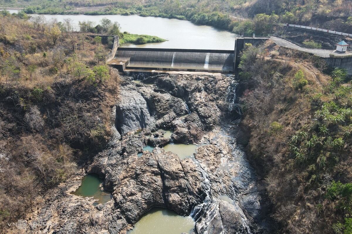 아윤 강의 충격으로 인해 암석이 침식되어 수많은 독특한 모양을 형성했습니다.