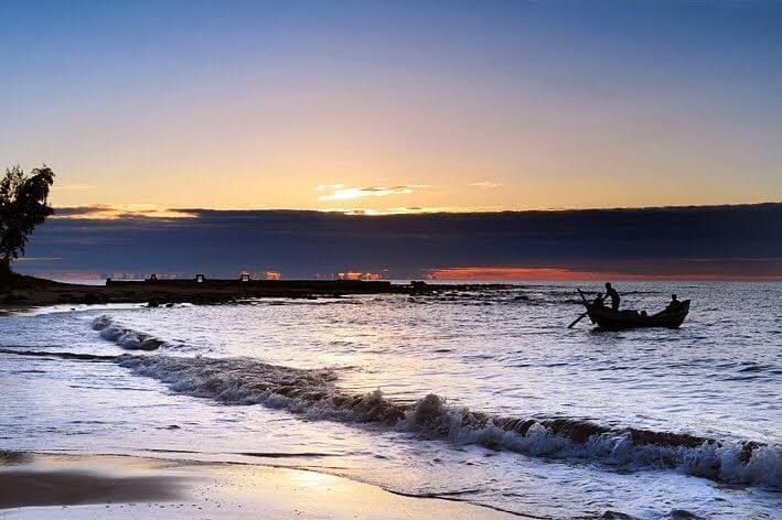 トリウ ラング ビーチは長くて美しいビーチで、野生的で魅力的な風景を探索するのが好きな観光客を魅了しています。