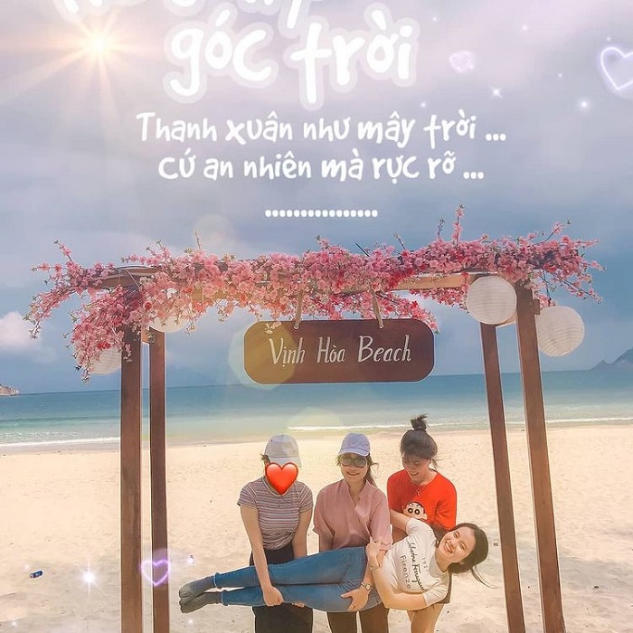 Đặt chân đến bãi biển Vịnh Hoà Phú Yên bạn sẽ có cảm giác như đến với một thế giới khác, một thế giới bình yên và êm ả