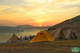 ビントゥアンの自然のままのイェン岬ビーチでキャンプ