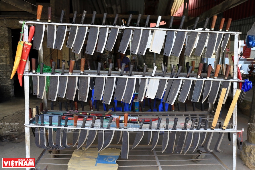 高速道路 3 号線沿いのフックセンコミューンにある鍛冶村の刃物製品や農具を展示販売する屋台。