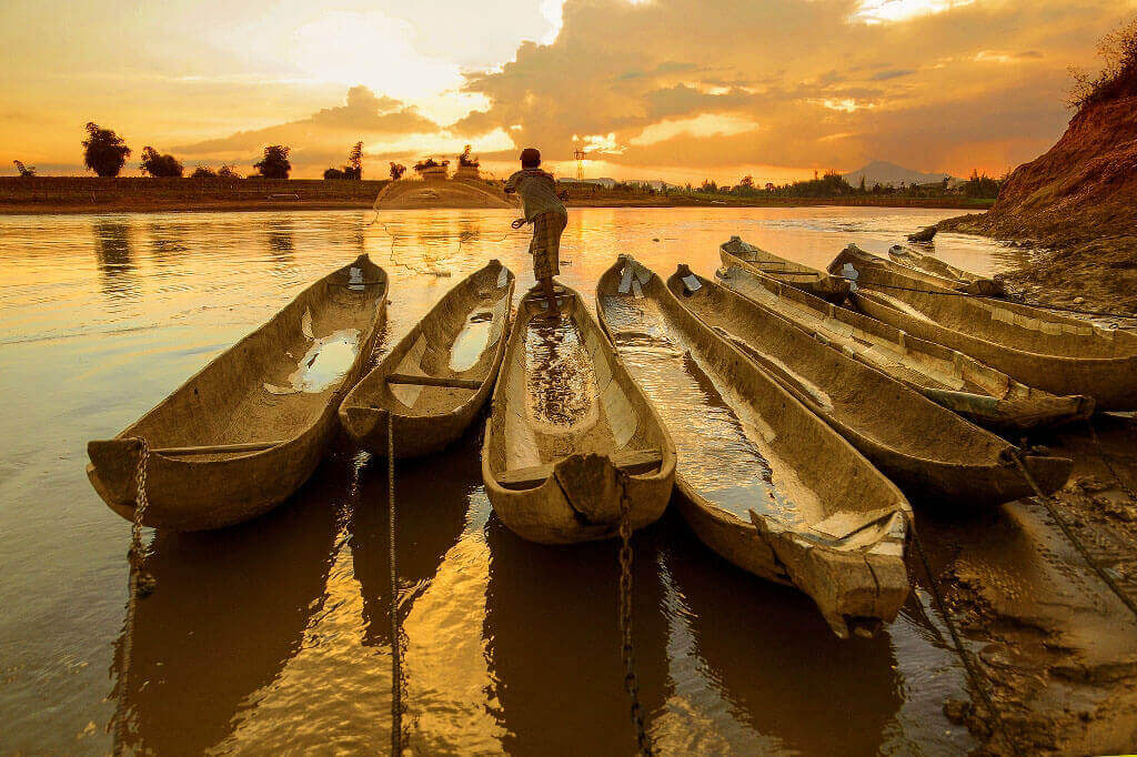 夕日の下でコントゥムを眺める