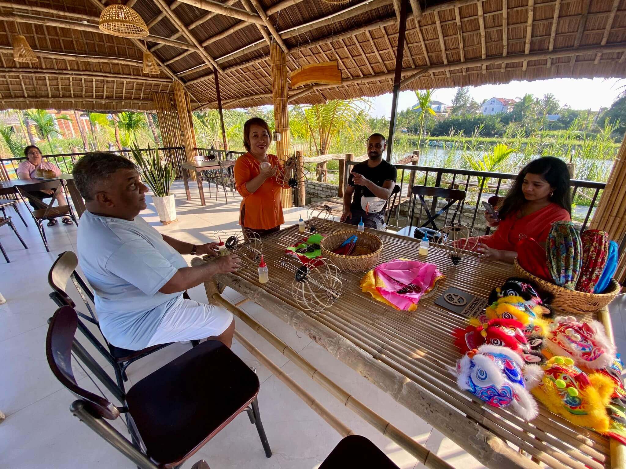 EXPERIENCE LEARNING TO MAKE LANTERN AND GO ON A BAG BOAT