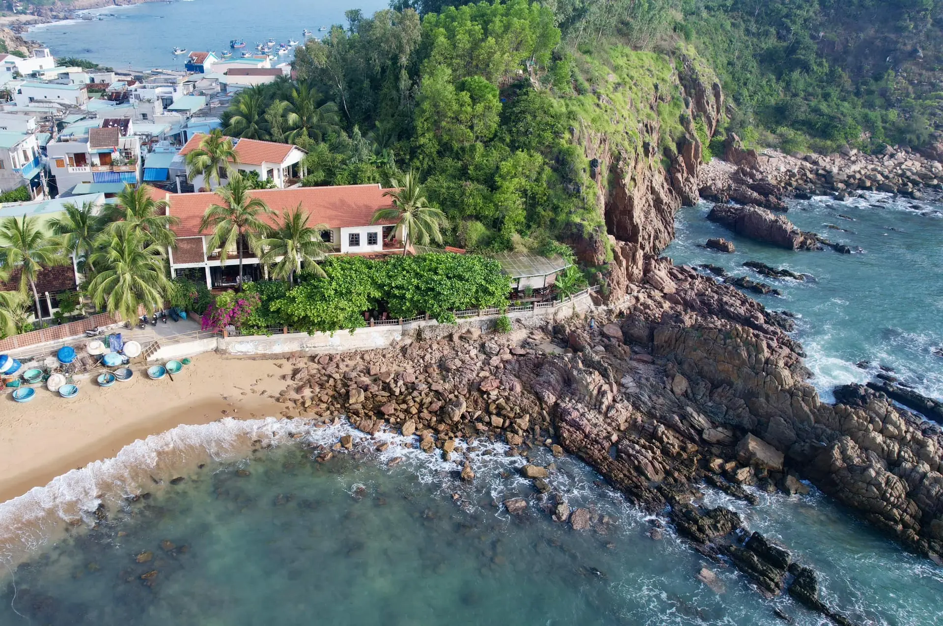 여기에 오면 바닷물이 맑고 평화롭고 잔잔한 파도가 관광객들의 즐거운 수영 활동에 매우 적합합니다.