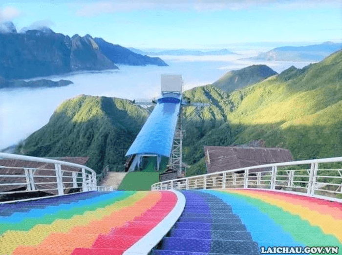 ガラスの橋から観光エリアに上がる階段は「愛の虹」と呼ばれています。