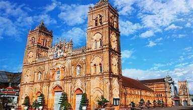 クリスマスイブを前に、ナムディンの有名な美しい教会が明るく輝きます