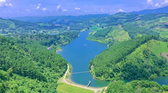 上から見たバンチャン湖の眺め