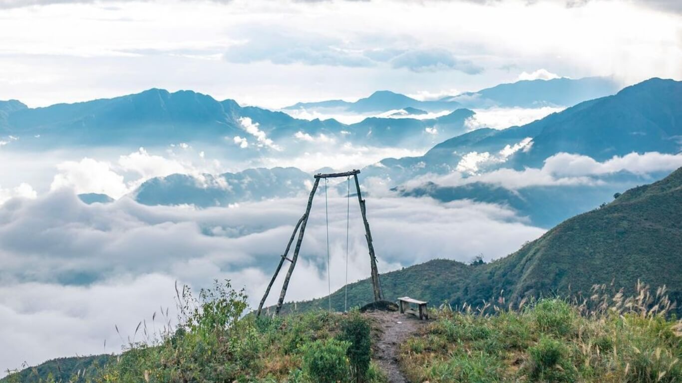 Chinh Phục Biển Mây: Trekking Tại Đỉnh Bạch Mộc Lương Tử
