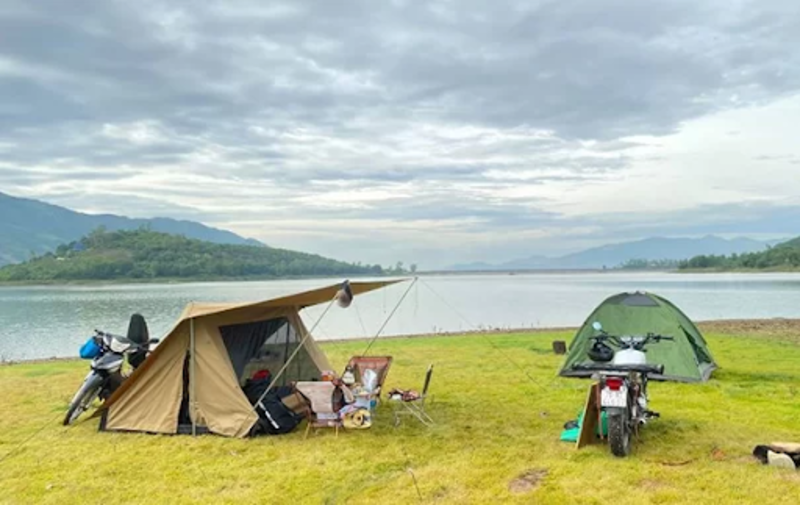 スオイハイ湖でのキャンプは友人や親戚との楽しみでいっぱいです