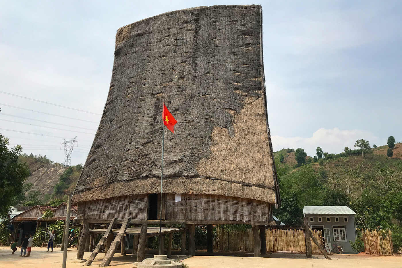 そびえ立つクロンの家は村の行政の中心地として機能します。ここは村人たちが重要な会議のために集まる場所です