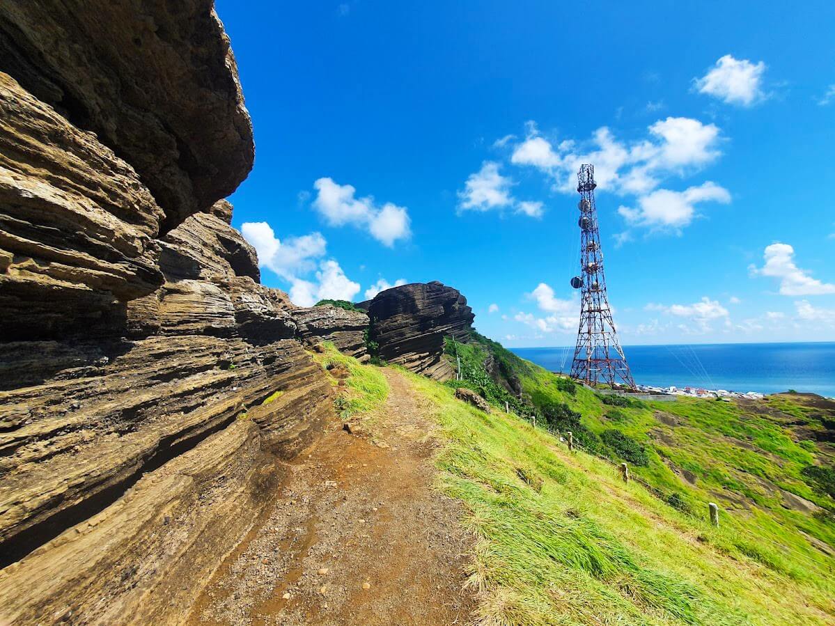 Possessing majestic, pristine mountain scenery and vast natural wonders, Cao Cat Mountain is an extremely suitable place for you to choose as a check-in place during your trip to Phu Quy island.
