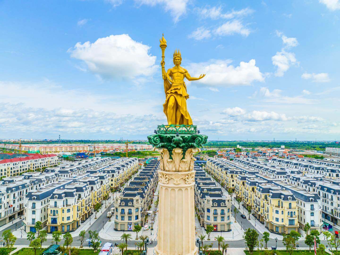 Khám Phá Đại lộ Kingdom Avenue Tại Kinh Đô Ánh Sáng - Một "Champs Elysees" Thu Nhỏ Phía Đông Thủ Đô.