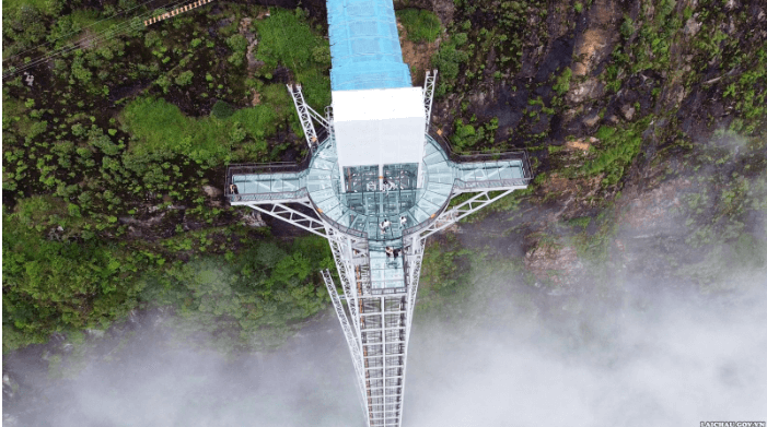 上から見たロンメイのガラス橋。